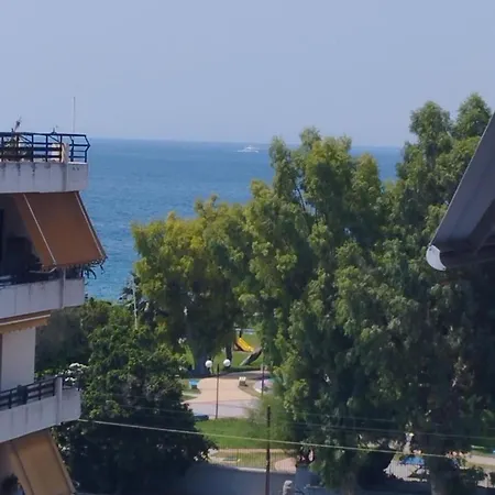 Spacious Seaside Flat At Alimos