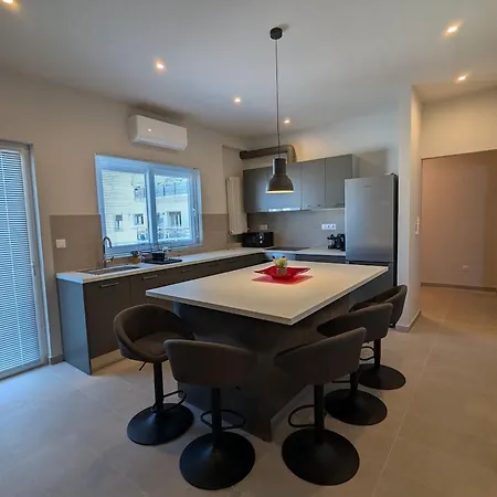 Spacious Seaside Flat At Alimos *
