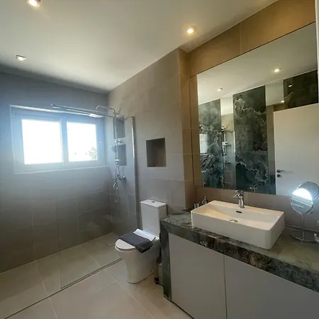 Spacious Seaside Flat At Alimos