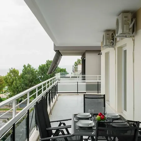 Spacious Seaside Flat At Alimos *