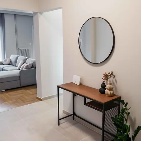 Spacious Seaside Flat At Alimos