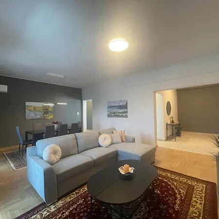 Spacious Seaside Flat At Alimos *