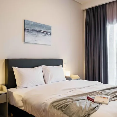 Spacious Seaside Flat At Alimos
